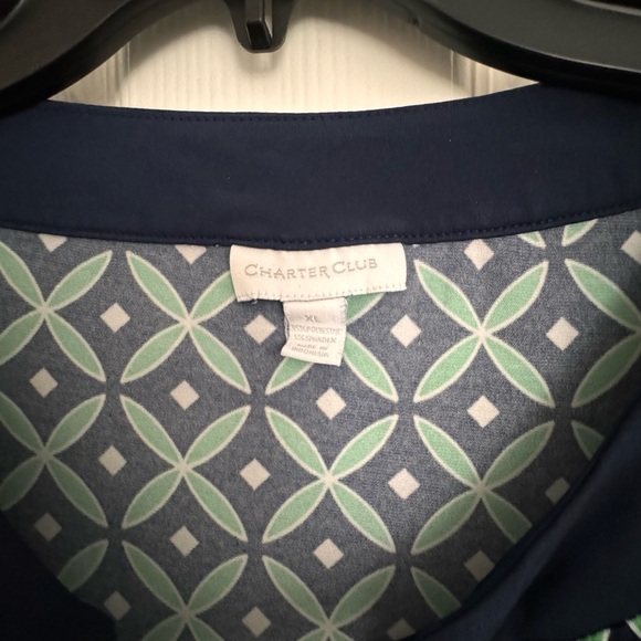 Women’s top $12 or 3/$30 - Picture 2 of 2